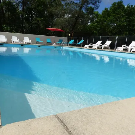 Les Palafitos مكان تخييم 3*