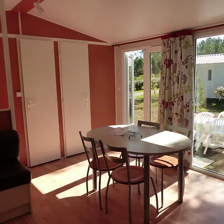 مكان تخييم Les Palafitos Luglon