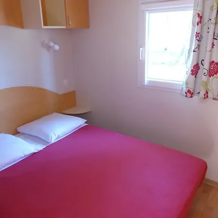 مكان تخييم Les Palafitos Luglon